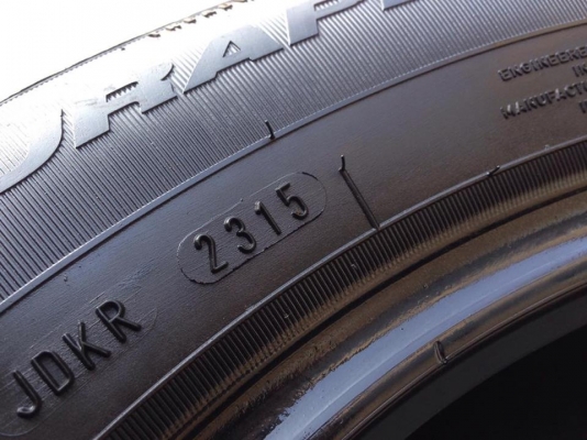 ยาง 205-65-15 GOOD YEAR ปี 15 ครบชุด 4 เส้น 3500  สวยๆไม่บวมไม่กินข้างดอกยางเหลือเยอะเอาไปวิ่งกันใด้อีกยาวค่ะ