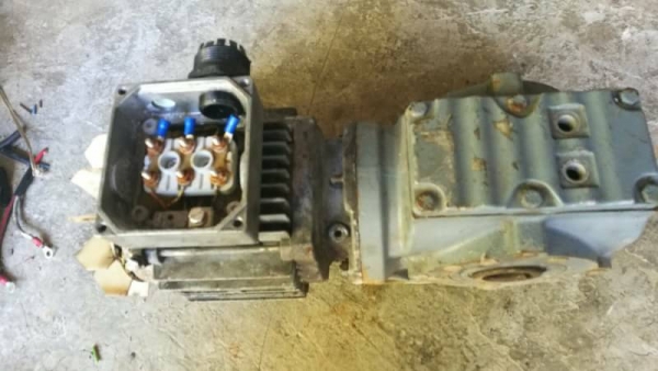 1800บ.ส่งฟรี 083-2000058 IDline : line832923 มอเตอร์เกียร์ SEW-EURODRIVE ขนาด370W. พร้อมใช้ต่องานให้