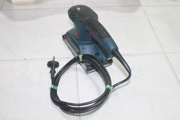 เครื่องขัดกระดาษทรายแบบสั่น ยี่ห้อ BOSCH รุ่น GSS230 สภาพดีมากครับ