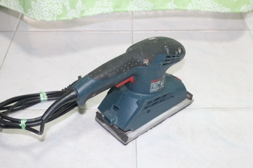 เครื่องขัดกระดาษทรายแบบสั่น ยี่ห้อ BOSCH รุ่น GSS230 สภาพดีมากครับ