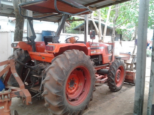 ***ขออนุญาต ลงขายใหม่ครับ***ขาย รถไถ KUBOTA M5000SU 2เพลา สภาพสวย ใช้งานน้อย 61x ชม. สีสวยไม่มีตายไม่มีด้าน เครื่องแห้ง ไม่มีเยิ้ม ยางสวยติดรถมายังไม่เคยเปลี่ยน พร้อมอุปกรณ์ 4ชิ้น ใบดัน ผาน3 ผาน 6 ผานขุดมัน ระบบไฟครบสมบูรณ์ ไฮดรอลิคไม่มีแตกไม่มีเยิ้ม คานไ