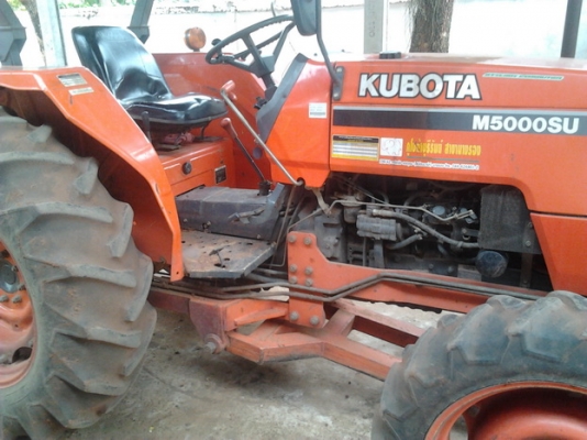 ***ขออนุญาต ลงขายใหม่ครับ***ขาย รถไถ KUBOTA M5000SU 2เพลา สภาพสวย ใช้งานน้อย 61x ชม. สีสวยไม่มีตายไม่มีด้าน เครื่องแห้ง ไม่มีเยิ้ม ยางสวยติดรถมายังไม่เคยเปลี่ยน พร้อมอุปกรณ์ 4ชิ้น ใบดัน ผาน3 ผาน 6 ผานขุดมัน ระบบไฟครบสมบูรณ์ ไฮดรอลิคไม่มีแตกไม่มีเยิ้ม คานไ