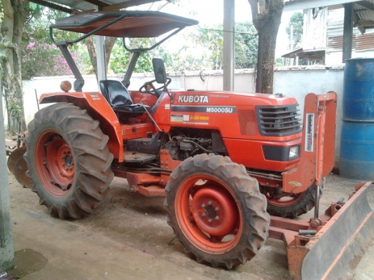 ***ขออนุญาต ลงขายใหม่ครับ***ขาย รถไถ KUBOTA M5000SU 2เพลา สภาพสวย ใช้งานน้อย 61x ชม. สีสวยไม่มีตายไม่มีด้าน เครื่องแห้ง ไม่มีเยิ้ม ยางสวยติดรถมายังไม่เคยเปลี่ยน พร้อมอุปกรณ์ 4ชิ้น ใบดัน ผาน3 ผาน 6 ผานขุดมัน ระบบไฟครบสมบูรณ์ ไฮดรอลิคไม่มีแตกไม่มีเยิ้ม คานไ