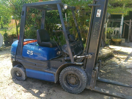 โฟล์คลิฟท์TOYOTA รุ่น6  2.5ตันเสายก4ม.เครื่อง2z แน่นๆ รถเดิมๆสวย