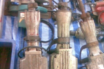 แย๊กสกัดคอนกรีต MAKITA ตัวใหญ่ของแท้แน่นอนครับ เบิกใหม่ เกือบ 2 หมื่นครับ สภาพเดิมๆครับใช้ยาวครับรุ่นนี้คุ้มครับแรงๆครับ