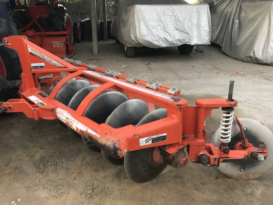 ขายรถไถคูโบต้า L4708(4WD)2เพลา พร้อมอุปกรณ์ ใบมีดดันดินหน้าและผานพรวน ทำงาน 877 ชั่วโมง เล่มพร้อม ราคา 398,000 บาท พร้อมส่งฟรี โทรสอบถามได้เลยค่ะ 081-9136451 ขอดูรูปทาง Line:Bow6451  รถสวย สภาพพร้อมใช้งาน  เครื่องดี เกียร์ดี ยางดีทั้ง 4 เส้น ตรวจเชคเรียบร