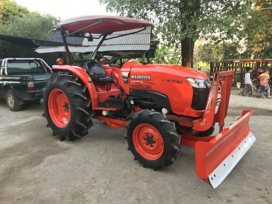ขายรถไถคูโบต้า L4708(4WD)2เพลา พร้อมอุปกรณ์ ใบมีดดันดินหน้าและผานพรวน ทำงาน 877 ชั่วโมง เล่มพร้อม ราคา 398,000 บาท พร้อมส่งฟรี โทรสอบถามได้เลยค่ะ 081-9136451 ขอดูรูปทาง Line:Bow6451  รถสวย สภาพพร้อมใช้งาน  เครื่องดี เกียร์ดี ยางดีทั้ง 4 เส้น ตรวจเชคเรียบร