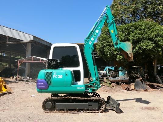 ขายรถขุด KOMATSU PC30-7 มีหัวเก๋ง (มีวีดีโอให้ชม) พร้อมติดแอร์ ติดฟิลม์ มีกระจกสไลด์ด้านหน้า ระบบเร็ว เก่านอกมีเอกสาร  พร้อมทำสี ราคา 460,000 บาท   ร้าน วัชรัตน์ รุ่งเรืองแทรคเตอร์ สนใจติดต่อ:096-5411713 หรือ 092-5768909 (คุณวัชรัตน์) (ยินดีให้บริการ 24 ช
