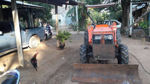 รถไถ 34 แรง ปี 51 เอกสารครบ   อุปกร  ผานหน้า + ผานขุดมัน   ดูรถได้ที อ.กันทราลัก จ. ศรีสะเกษ  พร้อมใช้ราคาเบา ฯฯฯ  140000  บาท   ( ดูรถก่อนต่อ   ) วันทูคอล 098 668-3479  dtac  094 283-9369 สิทธิ์ คับ