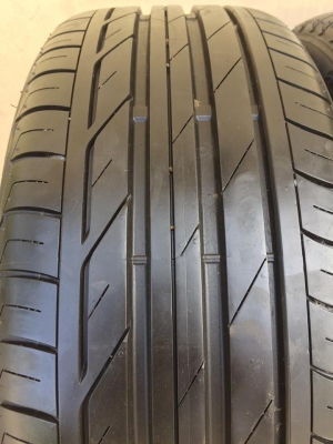 ขายยาง BRIDGESTONE T001 225-40-18 ปี16 ตุ่มหน้ายางยังอยู่ ไม่มีปะ ไม่มีตำหนิ คู่ละ 5,500 บาท
