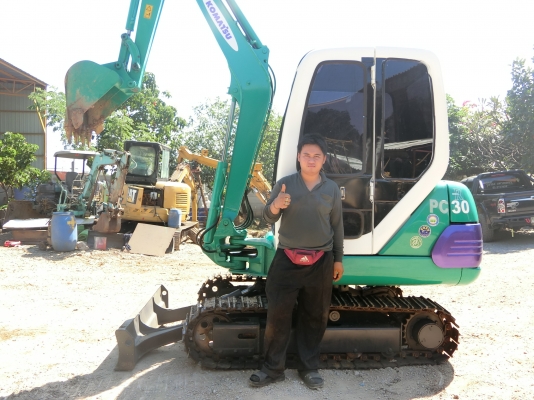ขายรถขุด KOMATSU PC30-7 (มีVDOให้ดู)มีหัวเก๋ง พร้อมติดแอร์ ติดฟิลม์ มีกระจกสไลด์ด้านหน้า ระบบเร็ว เก่านอกมีเอกสาร  พร้อมทำสี ราคา 460,000 บาท   ร้าน วัชรัตน์ รุ่งเรืองแทรคเตอร์ สนใจติดต่อ:096-5411713 หรือ 092-5768909 (คุณวัชรัตน์) (ยินดีให้บริการ 24 ชั่วโ