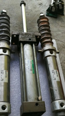 สามตัว600บ.ส่งฟรี 083-2000058 IDline : line832923 กระบอกลมนิวเมติกยี่ห้อ CKDและ SMC ผลิตญี่ปุ่นขนาดโต 40มม. ระยะเลื่อน100มม,และอีกอันระยะเลื่อน150มม.