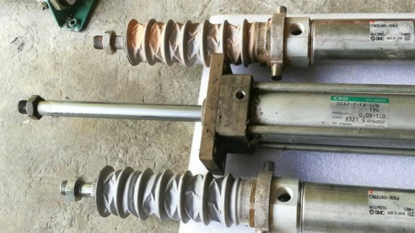 สามตัว600บ.ส่งฟรี 083-2000058 IDline : line832923 กระบอกลมนิวเมติกยี่ห้อ CKDและ SMC ผลิตญี่ปุ่นขนาดโต 40มม. ระยะเลื่อน100มม,และอีกอันระยะเลื่อน150มม.