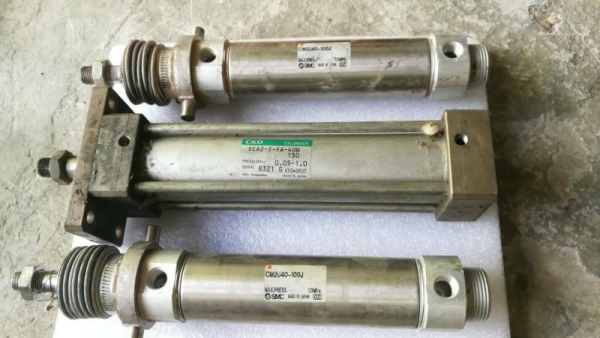 สามตัว600บ.ส่งฟรี 083-2000058 IDline : line832923 กระบอกลมนิวเมติกยี่ห้อ CKDและ SMC ผลิตญี่ปุ่นขนาดโต 40มม. ระยะเลื่อน100มม,และอีกอันระยะเลื่อน150มม.