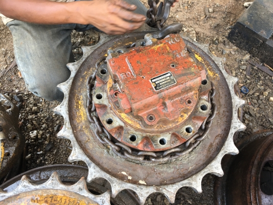 ขายด่วน ตัวเดินKOMATSU PC60-5-6 สายสี่เส้น(ขายคู่ละ65,000)มีสองคู่ ขายด่วน ตัวเดินKOMATSU PC60-5-6 สายสี่เส้น(ขายคู่ละ65,000)มีสองคู่