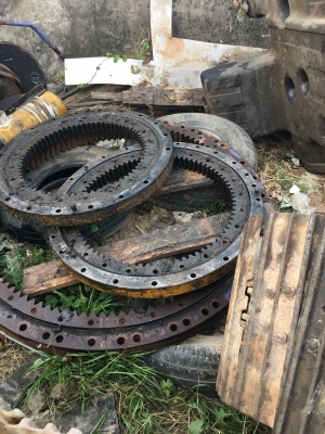 ขายด่วน เอวสวิง KOMATSU PC60-3และ-5 อันละ 25,000