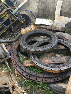 ขายด่วน เอวสวิง KOMATSU PC60-3และ-5 อันละ 25,000