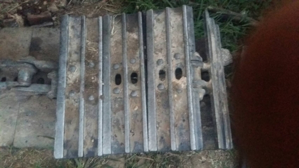 ขายโซ่พร้อมแผ่นแมคโครKOMATSU 120ยาว 40 ซ.ม ลิงค์หนาบูซใม่มีสึก พร้อมใช้ครับ ขายโซ่พร้อมแผ่นแมคโครKOMATSU 120ยาว 40 ซ.ม ลิงค์หนาบูซใม่มีสึก พร้อมใช้ครับ