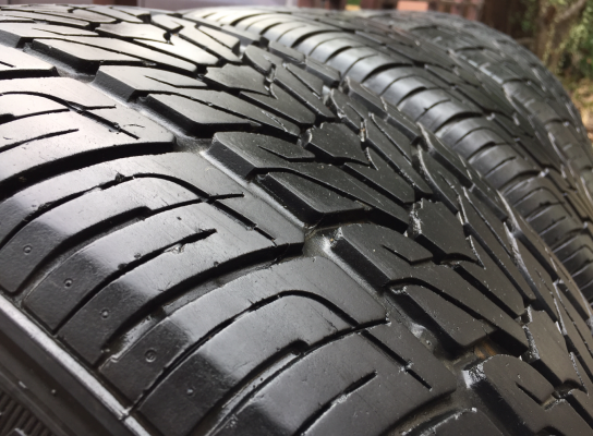 ยาง Roadstone 265 50 20 ปี15 ดอกเยอะ พร้อมใช้งาน ราคาไม่แพง