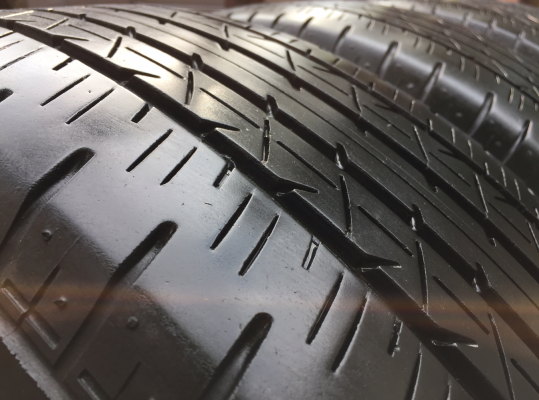 ยาง Bridgestone 215 60 16 กลางปี15 ดอกเต็ม ไม่มีปะ ราคาไม่แพง