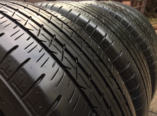 ยาง Bridgestone 215 60 16 กลางปี15 ดอกเต็ม ไม่มีปะ ราคาไม่แพง