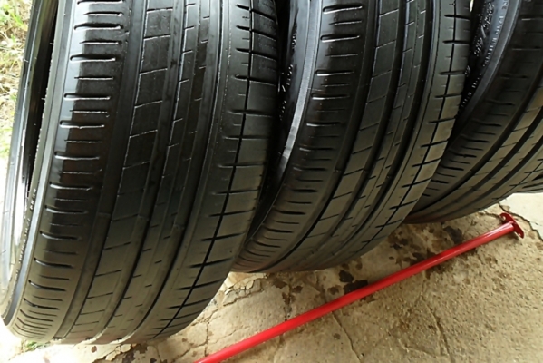 ยางซิ่ง18  มิชลิน 235-45-18 ลงพื้นปี14 ดอกหนา 8มิล