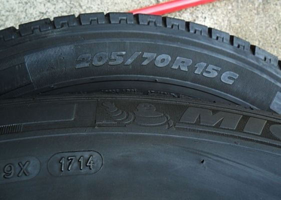 ยางกระบะ15 มิชลิน 205-70-15 ปี14 เส้นละ600