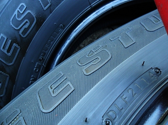 ยาง17กระบะสูง บริดสโตน 255-65-17ลงพื้นปี15 ดอกหนา1เซ็น