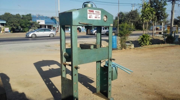 **SOLD** แท่นอัดไฮดรอลิคมือโยก TOYO 60 ตัน สภาพสวยพร้อมใช้งานมาเทสได้