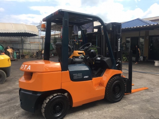 ขาย โฟล์คลิฟท์เก่านอก TOYOTA 7FD25 ยก 2.5 ตัน 4.2 เมตร เสาเข้าตู้ งาสไลด์ เกียร์ออโต้ ดีเซลพร้อมใช้สุดๆท้าให้ลอง 094-426-7888 จะเด็ด