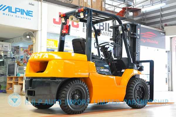 ขายรถโฟล์คลิฟท์มือสอง TOYOTA รุ่น 7FD40-16177 นำเข้าจากประเทศญี่ปุ่น 100\% ไม่เคยใช้งานในไทย