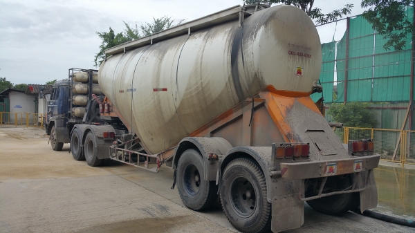 สิบล้อหัวลาก Hino Sumo พร้อมหางปูนผงกล้วยหอม