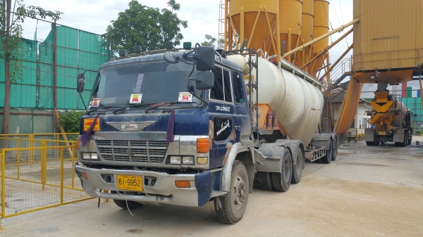 สิบล้อหัวลาก Hino Sumo พร้อมหางปูนผงกล้วยหอม
