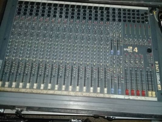 ขายครับ มิก soundcraft รุ๋น SPIRLT LIVE4 / 16 ชอ่งสภาพพร้ออไช้ครับ ขายครับ มิก soundcraft รุ๋น SPIRLT LIVE4 / 16 ชอ่งสภาพพร้ออไช้ครับ
