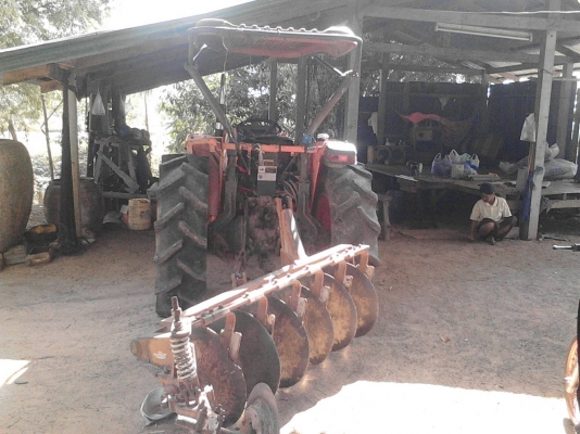 รถไถ 45  แรง ปึ 52   เครื่องแห้งดี  พร้อมลุยงาน อุปกร  2 ชิ้น  ราคา  เบาฯฯ  225000 บาท    ดูรถ   วันทูคอล 098 668-3479 dtac 094 283-9369 สิทธิ์ คับ