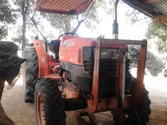 รถไถ 45  แรง ปึ 52   เครื่องแห้งดี  พร้อมลุยงาน อุปกร  2 ชิ้น  ราคา  เบาฯฯ  225000 บาท    ดูรถ   วันทูคอล 098 668-3479 dtac 094 283-9369 สิทธิ์ คับ