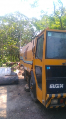 ขายด่วน รถกวาดถนนเครือง ยนต 2ตัว.  เครืองจอนเดีย.   เครืองกวาดเป้นเครืองคารมิลขาย760000