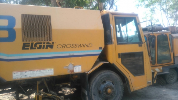 ขายด่วน รถกวาดถนนเครือง ยนต 2ตัว.  เครืองจอนเดีย.   เครืองกวาดเป้นเครืองคารมิลขาย760000