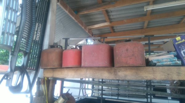 ขายด่วน ถังน้ำมันโบราน ใส่เบนสินมีวาวล. เข้าออก ขายใบละ1500