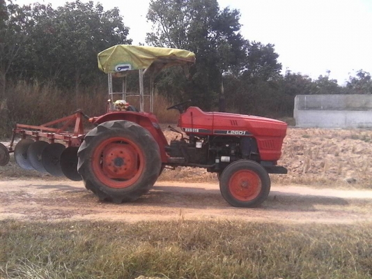 ขายรถไถนั่งขับคูโบต้าL2601พร้อมผาน4และถังปั๊มสามสูบไว้ฉีดยา