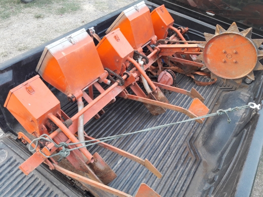 เครื่องหยอดข้าวโพด3กระทู้ พร้อมใช้งาน