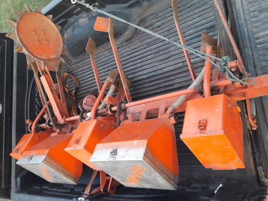 เครื่องหยอดข้าวโพด3กระทู้ พร้อมใช้งาน