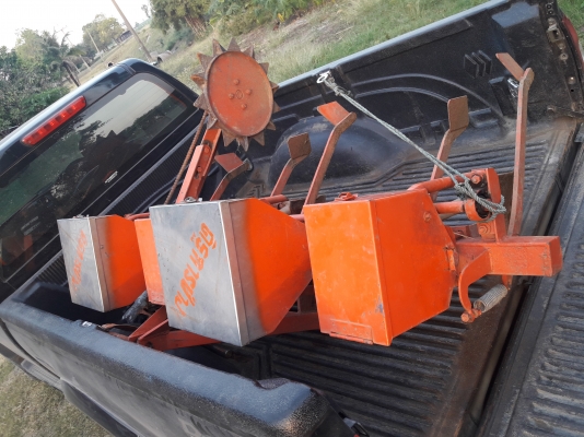 เครื่องหยอดข้าวโพด3กระทู้ พร้อมใช้งาน