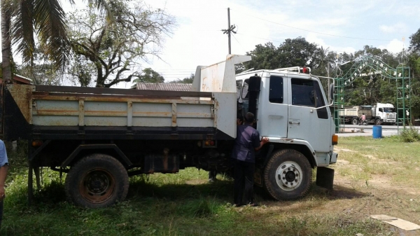 ขายรถบรรทุก 6 ล้อดัมพ์ ISUZU ROCKY 165 แรงม้ารถห้างแท้ ถังยาว 3.80 เมตร เฟืองท้ายฟูโซ่ ราคา 480000 ขายรถบรรทุก 6 ล้อดัมพ์ ISUZU ROCKY 165 แรงม้ารถห้างแท้ ถังยาว 3.80 เมตร เฟืองท้ายฟูโซ่ ราคา 480000