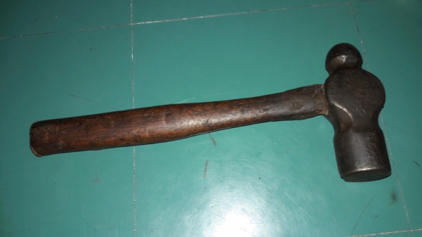 ขายค้อนตุ้มเก่าเหล็กดีมันเงาหัวขนาด1กิโลกรัมด้ามไม้เดิม ขายค้อนตุ้มเก่าเหล็กดีมันเงาหัวขนาด1กิโลกรัมด้ามไม้เดิม