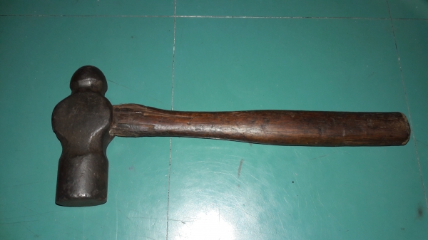 ขายค้อนตุ้มเก่าเหล็กดีมันเงาหัวขนาด1กิโลกรัมด้ามไม้เดิม