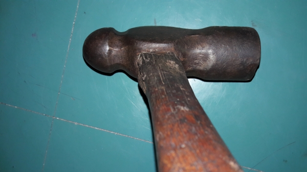 ขายค้อนตุ้มเก่าเหล็กดีมันเงาหัวขนาด1กิโลกรัมด้ามไม้เดิม ขายค้อนตุ้มเก่าเหล็กดีมันเงาหัวขนาด1กิโลกรัมด้ามไม้เดิม