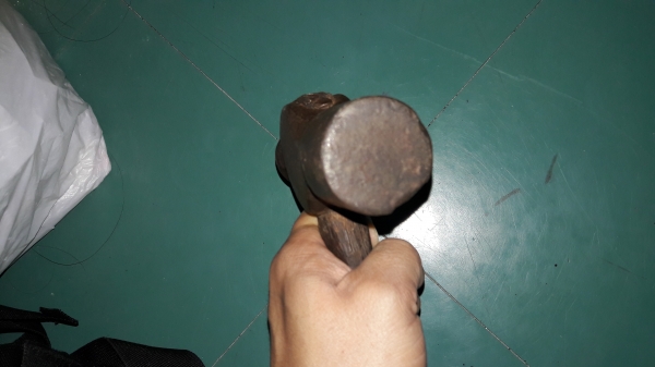 ขายค้อนตุ้มเก่าเหล็กดีมันเงาหัวขนาด1กิโลกรัมด้ามไม้เดิม ขายค้อนตุ้มเก่าเหล็กดีมันเงาหัวขนาด1กิโลกรัมด้ามไม้เดิม