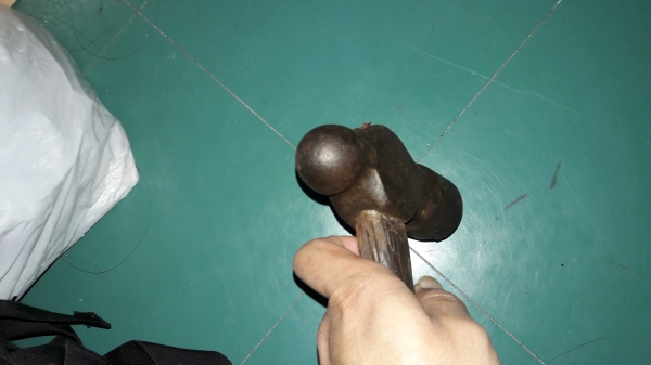 ขายค้อนตุ้มเก่าเหล็กดีมันเงาหัวขนาด1กิโลกรัมด้ามไม้เดิม ขายค้อนตุ้มเก่าเหล็กดีมันเงาหัวขนาด1กิโลกรัมด้ามไม้เดิม