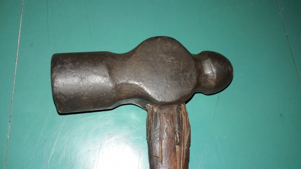 ขายค้อนตุ้มเก่าเหล็กดีมันเงาหัวขนาด1กิโลกรัมด้ามไม้เดิม ขายค้อนตุ้มเก่าเหล็กดีมันเงาหัวขนาด1กิโลกรัมด้ามไม้เดิม